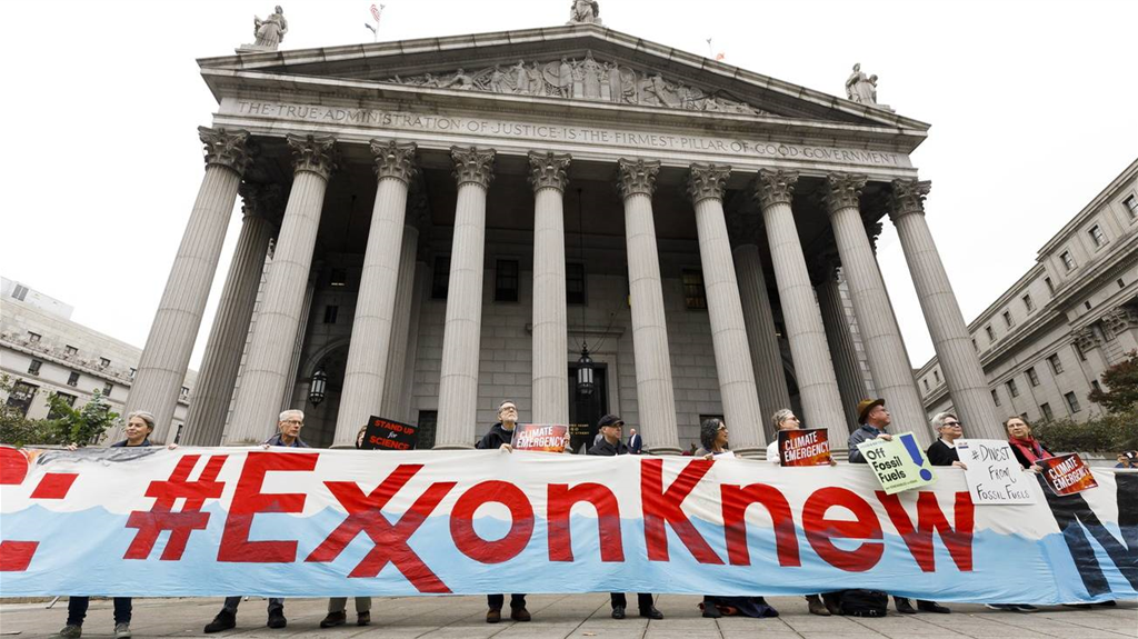 Una protesa contro il colosso petrolifero Exxon Mobile per i costi del riscaldamento globale