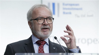 Il futuro dell’Europa non può più prevedere i combustibili fossili: a dirlo è il presidente della Banca europea per gli investimenti (BEI), Werner Hoyer, che mercoledì 20 gennaio ha presentato i risultati della Banca per il 2020.