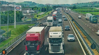 Il Consiglio dell’Unione europea, presieduto dal Portogallo, ha raggiunto un informale accordo con il Parlamento europeo per introdurre nuovo sistema di tariffazione autostradale applicando un metodo basato sulle emissioni o sulla distanza, volto a favorire i veicoli che hanno un minor impatto ambientale.