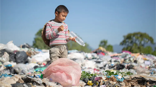 La società svizzera Earth Action ha calcolato che il 28 luglio è il Plastic Overshoot Day 2023. Da oggi tutta la plastica prodotta finisce nell’ambiente