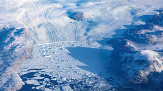 Un nuovo studio rivela che la riduzione della calotta glaciale è molto più rapida del previsto: viaggia al ritmo di 30 milioni di tonnellate di ghiaccio all’ora, in media, ovvero il 20% in più di quanto calcolato finora