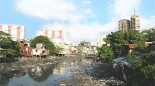 L’export europeo di rifiuti di plastica finisce spesso in fumi tossici liberati da processi di riciclo insalubri condotti in Vietnam