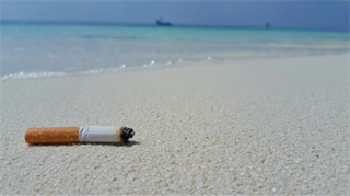 Si stima che circa il 65% dei fumatori non smaltisca correttamente i mozziconi delle sigarette , così oggi una gran quantità di essi invade fiumi, coste e spiagge, finendo in mare