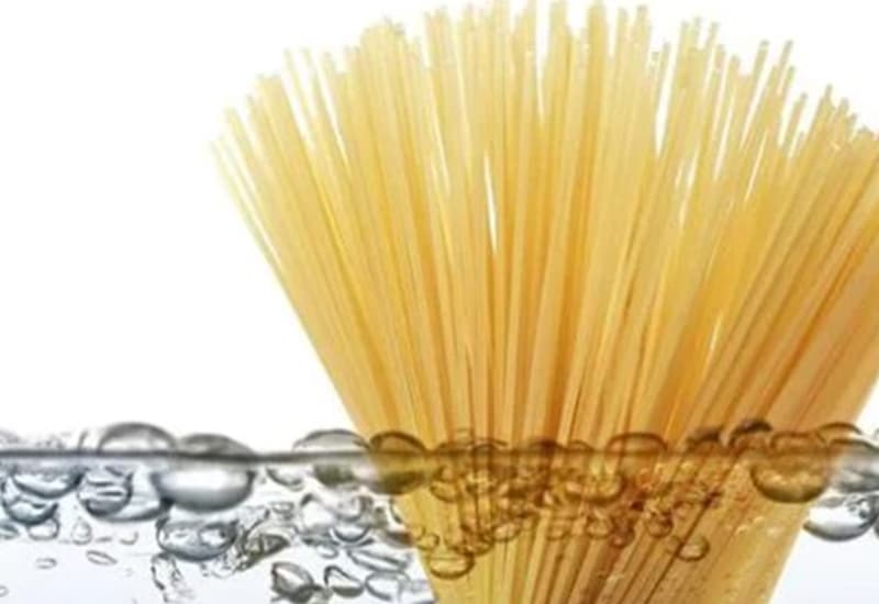 Fuoco spento e meno acqua: così si risparmia (molta) energia per cuocere la pasta