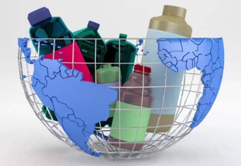 Rifiuti plastici, ne ricicliamo meno di 1 su 10